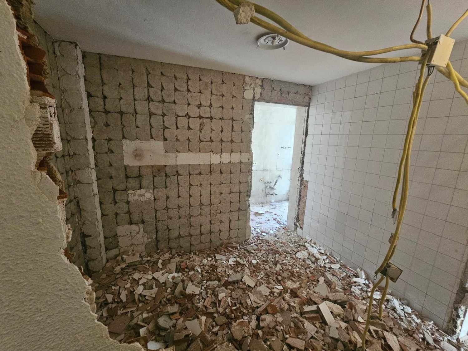 Una habitación en obras con paredes de bloques de hormigón visto