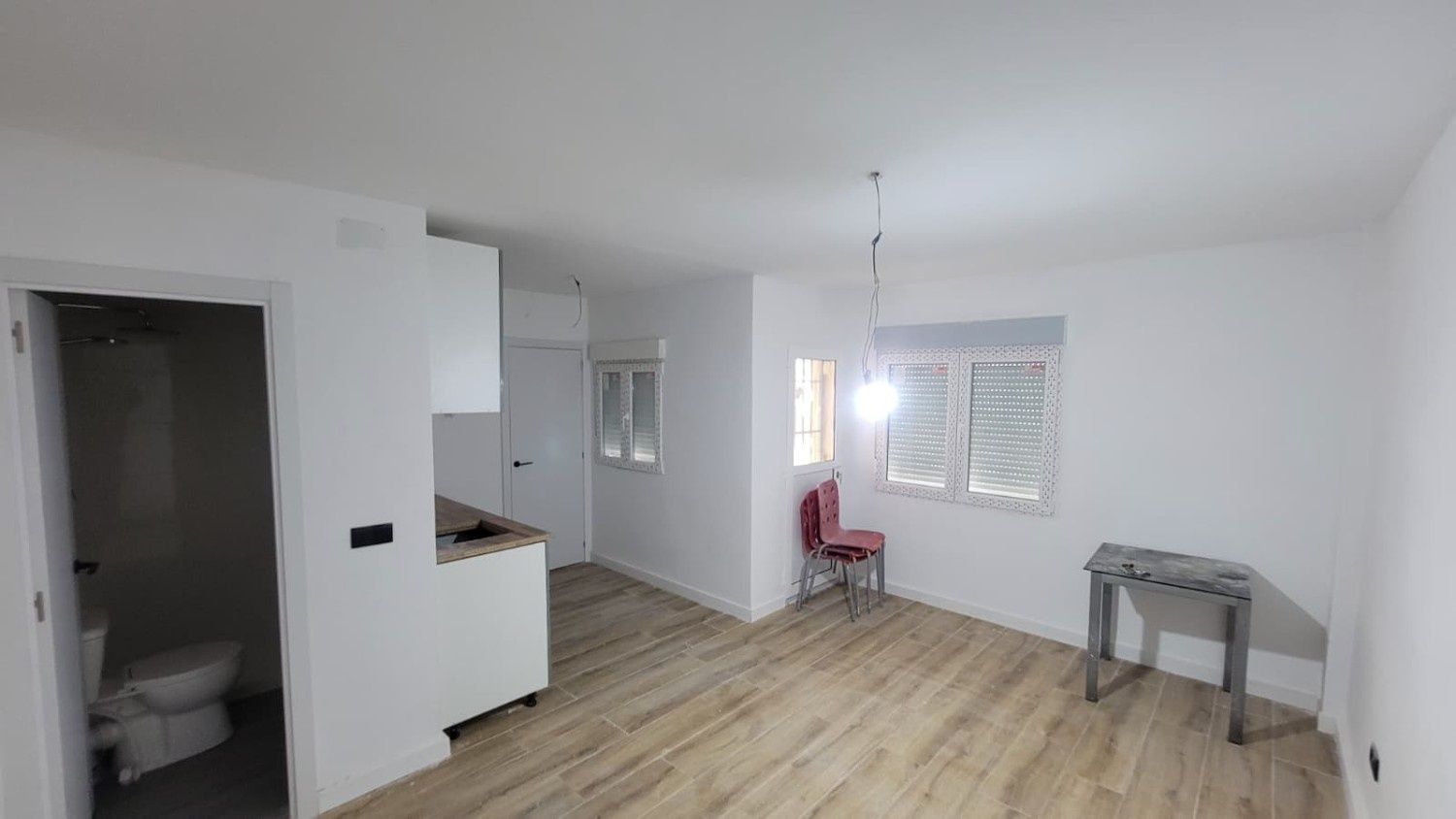 Fotografía del interior de una habitación minimalista con paredes blancas