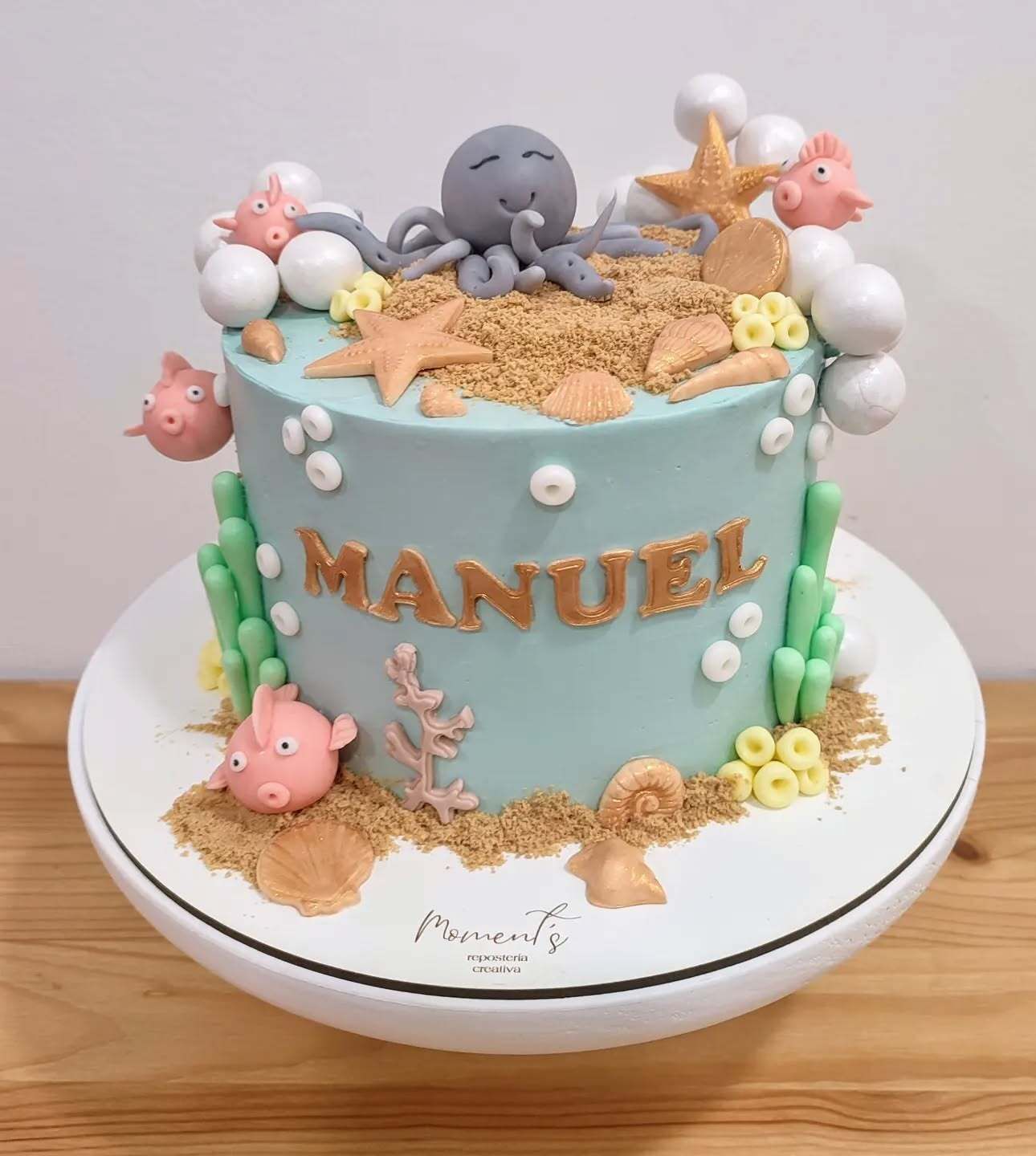 Un pastel azul con el nombre manuel.