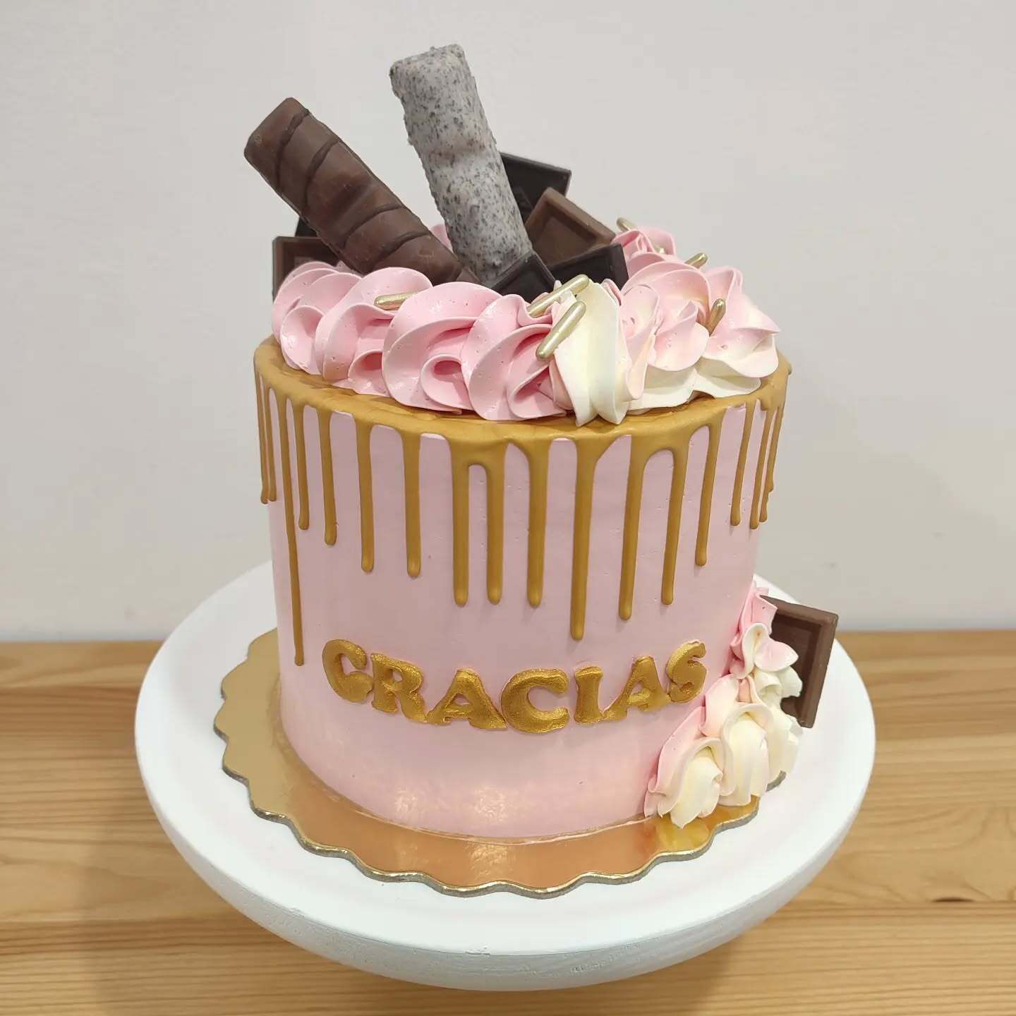 Un pastel rosa con la palabra gracias.