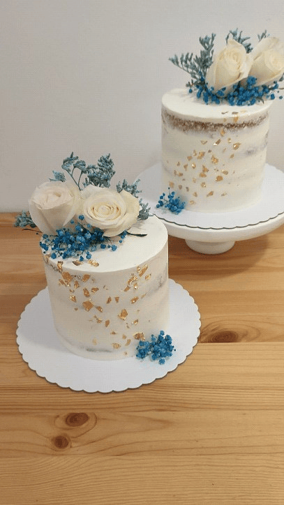 Dos pasteles están colocados encima de una mesa de madera.