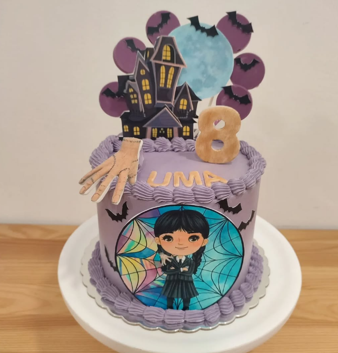 Un pastel morado con el número 8 en la parte superior