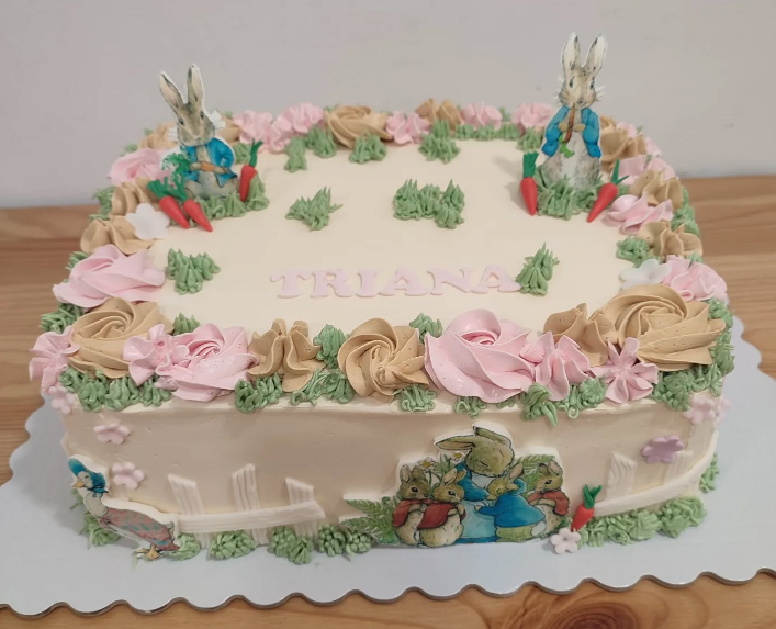 Un pastel con el nombre trlana.