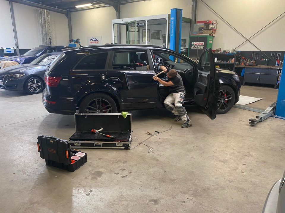 KFZ Autohalle mit Mechaniker