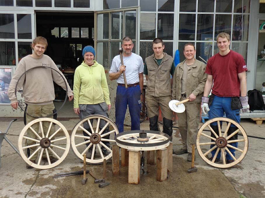 Kursteilnehmer mit Holzarbeiten	