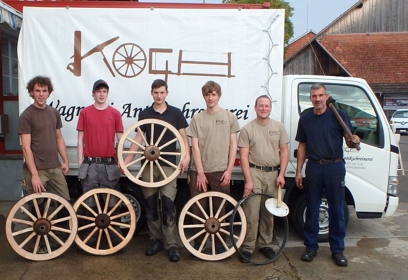 Kursteilnehmer mit Holzarbeiten
