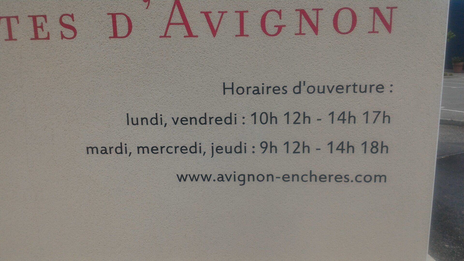 Lettres peintes : salle des ventes d'Avignon
