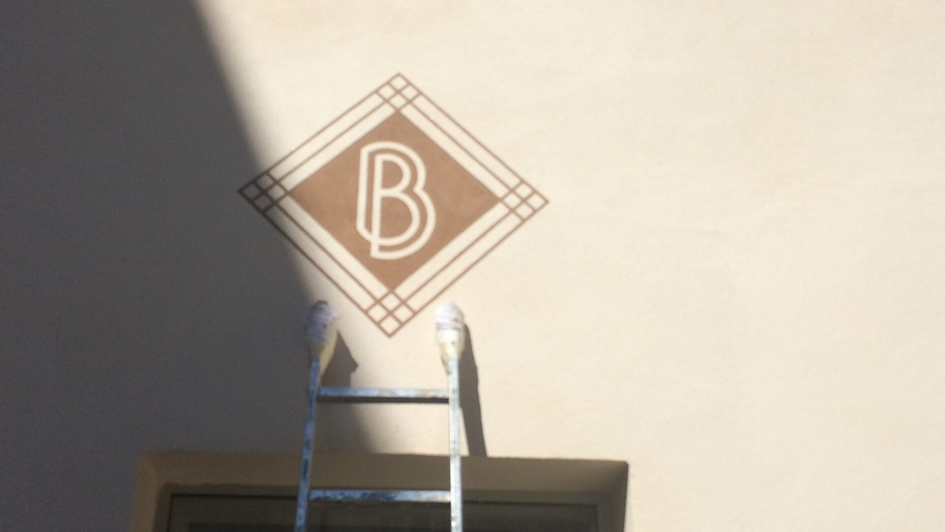 Logo B peint