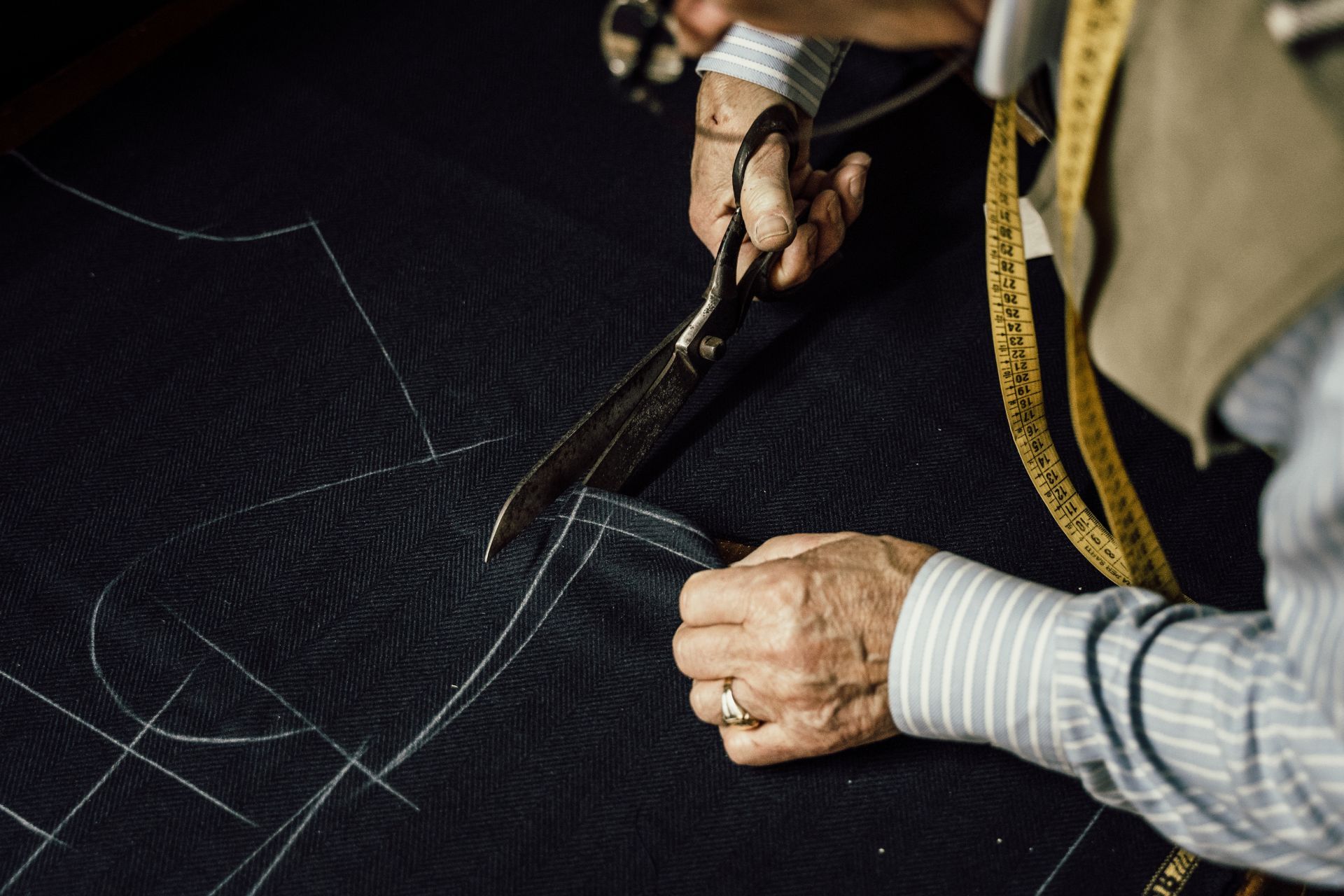 Textil wird geschnitten