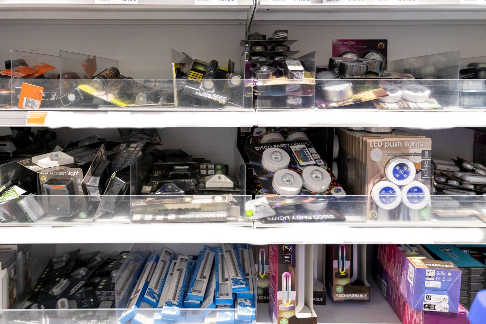 Auf einem Tisch wird mit einer Kaffeemaschine Kaffee zubereitet.