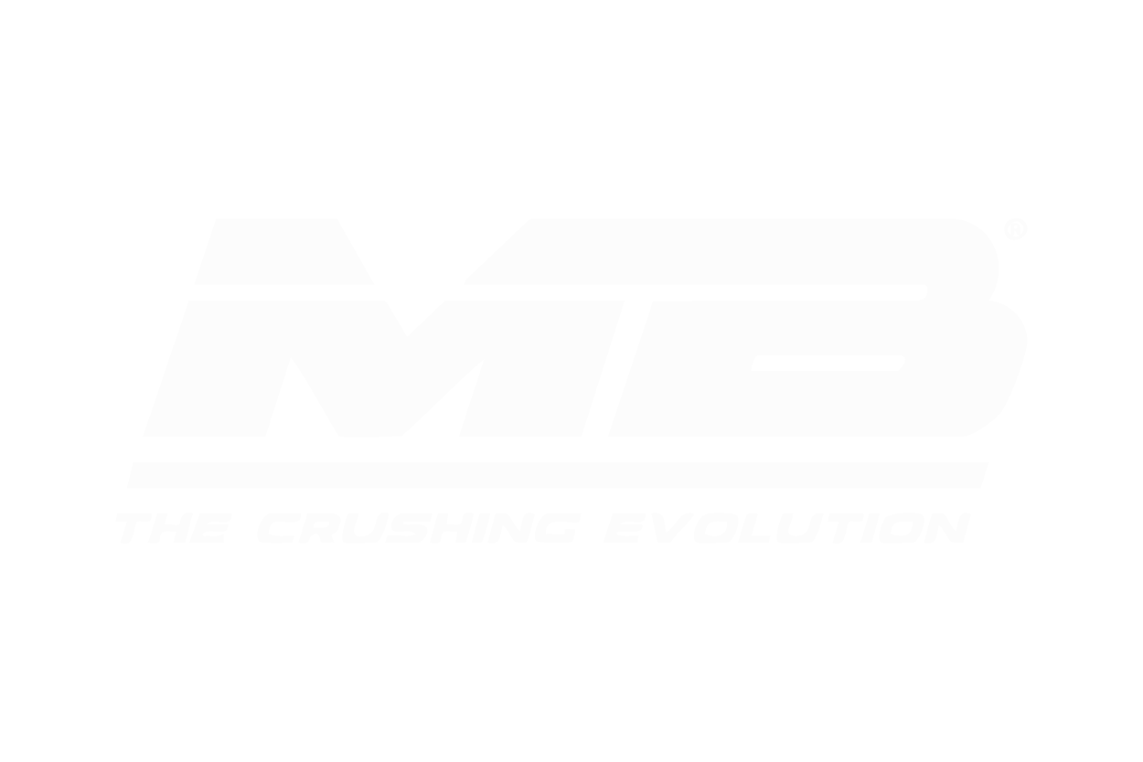 MB-Logo, weiße Schrift auf weißem Hintergrund. „MB“ ist über dem Text „fuel. evolution.“ angeordnet.