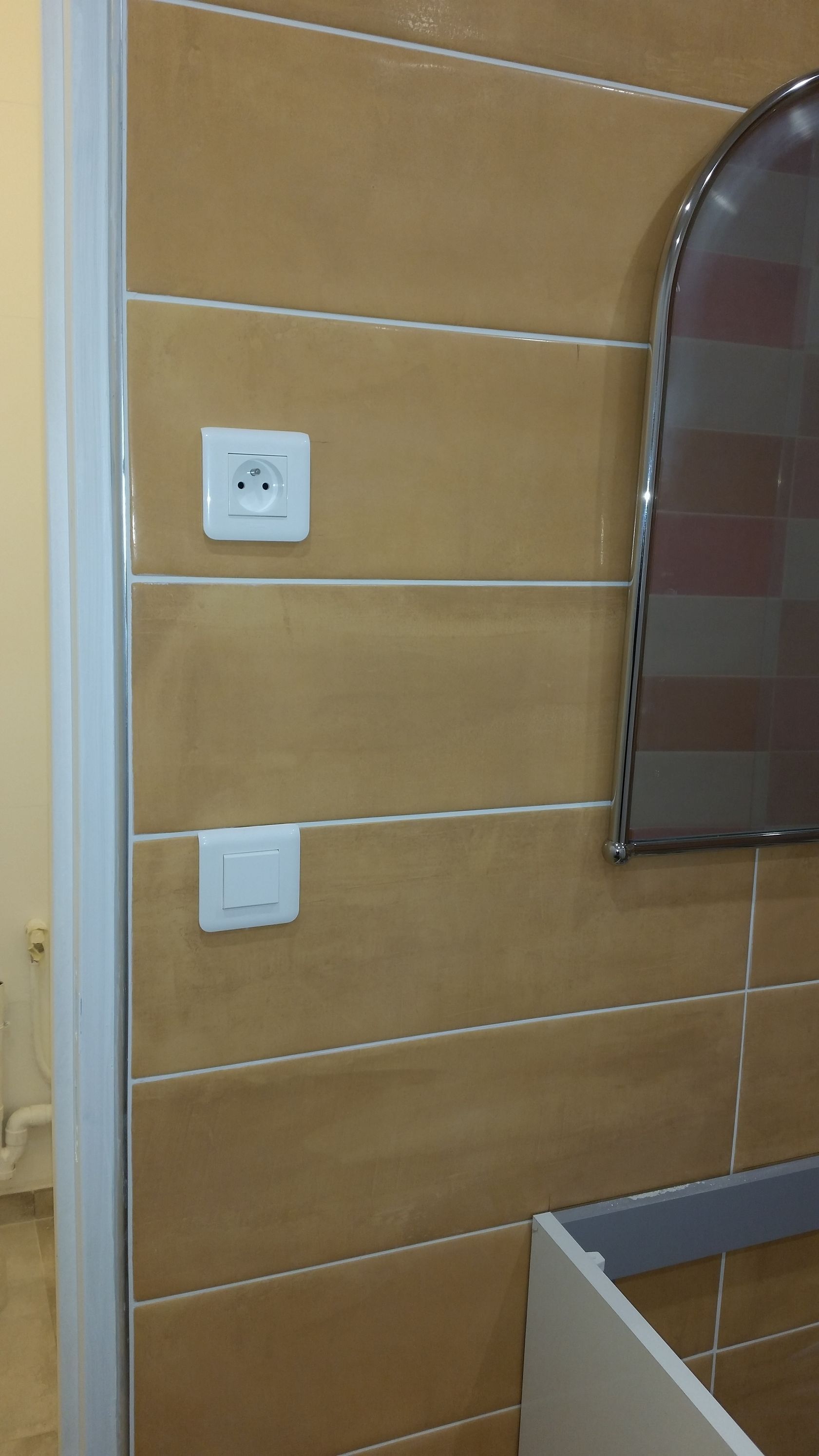 Prises et interrupteurs dans une salle d'eau