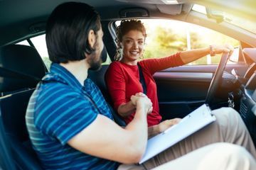 Mamula Fahrschule – Fahrschülerin und Fahrlehrer im Auto