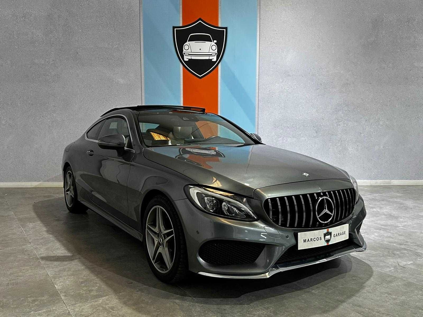 Un Mercedes Benz Clase C Coupé está estacionado en una sala de exposición.