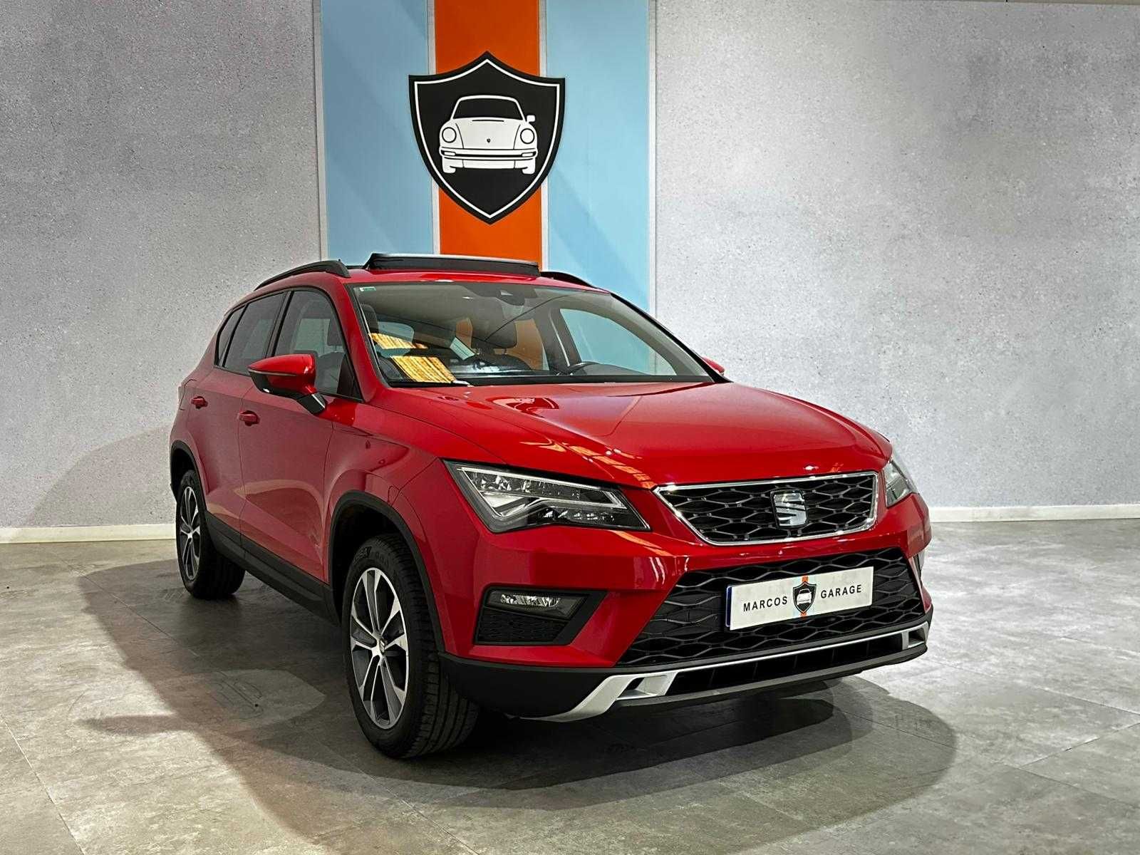 Un Seat Ateca rojo está aparcado en una sala de exposición.