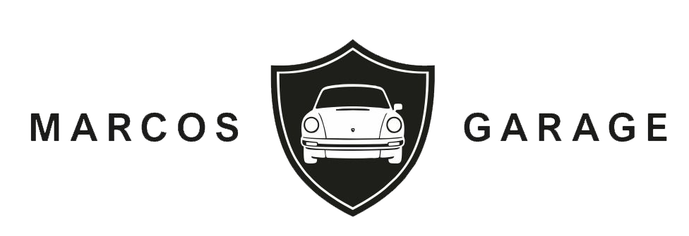 Un logotipo en blanco y negro para Marcos Garage con un automóvil en un escudo.