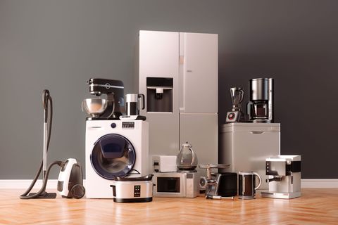 Eine Sammlung Küchen- und Haushaltsgeräte, darunter ein Kühlschrank, eine Waschmaschine und eine Kaffeemaschine.