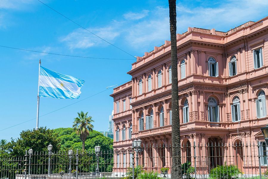 Casa Rosada (casa de gobierno) rosa en Buenos Aires, Argentina, con bandera ondeando.