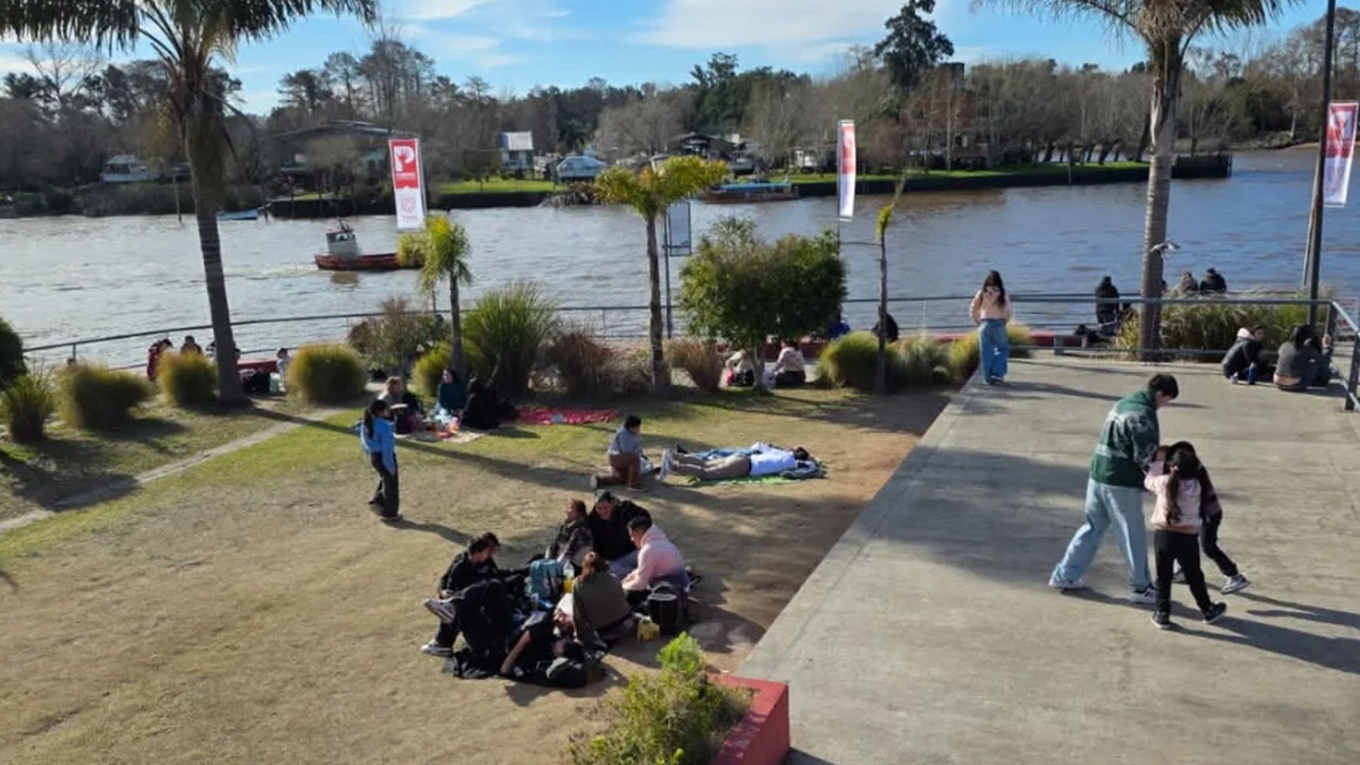 Interior de museo moderno, paredes blancas y exterior de cristal. Una persona se encuentra en la planta baja.