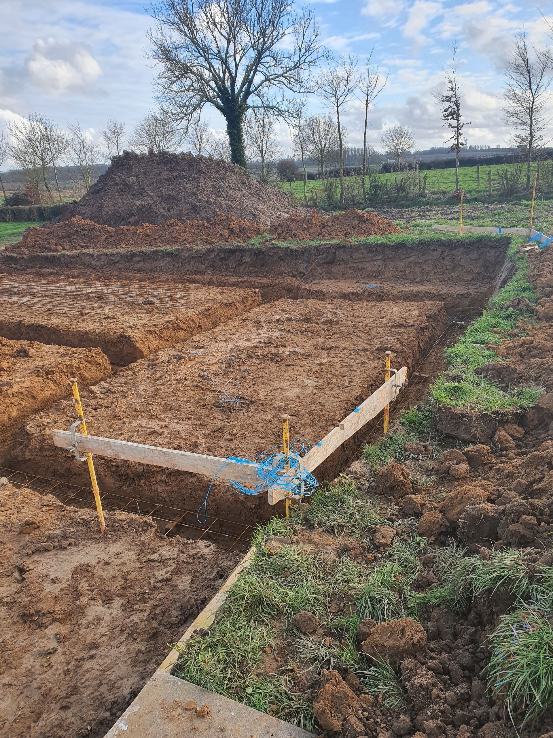Parcelle rectangulaire excavée avec des balises en bois