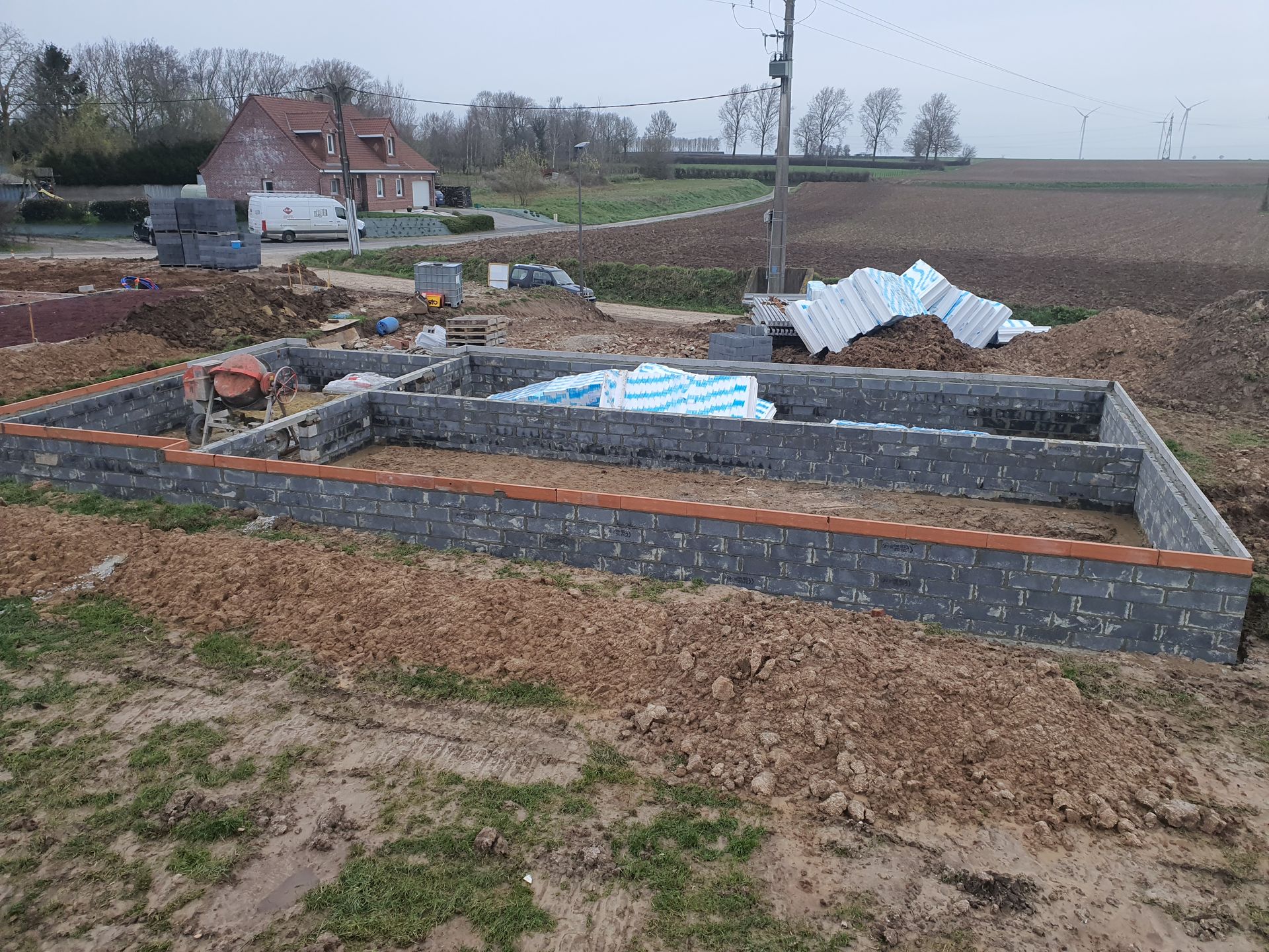 Fondations d'un bâtiment en construction sur un terrain vague