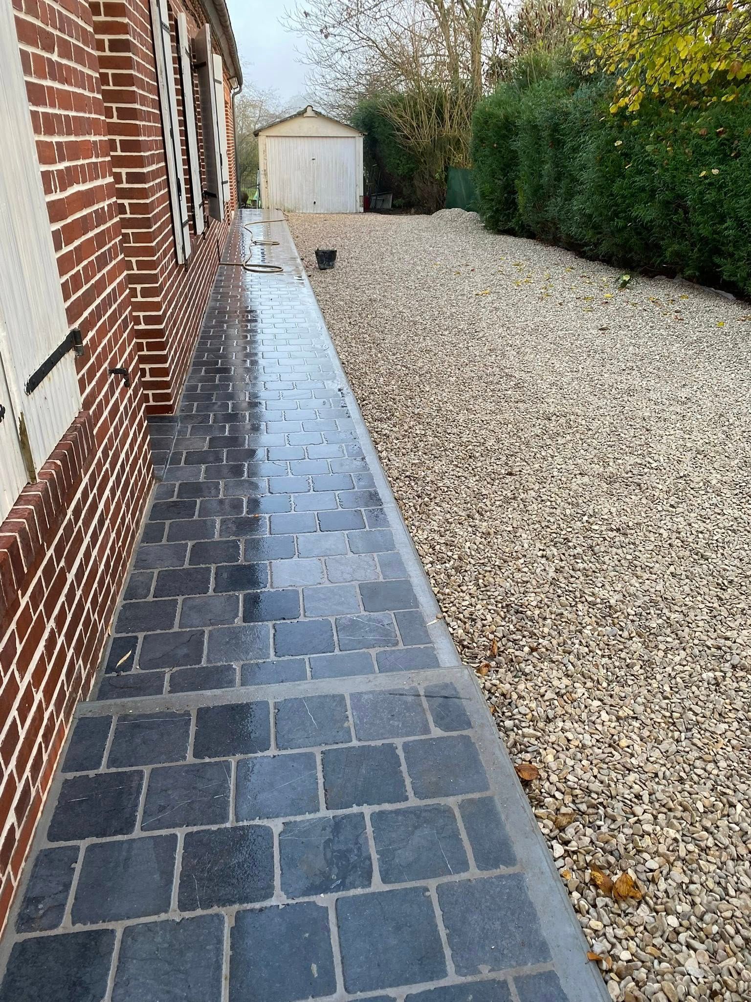 Allée en pierres bleues.