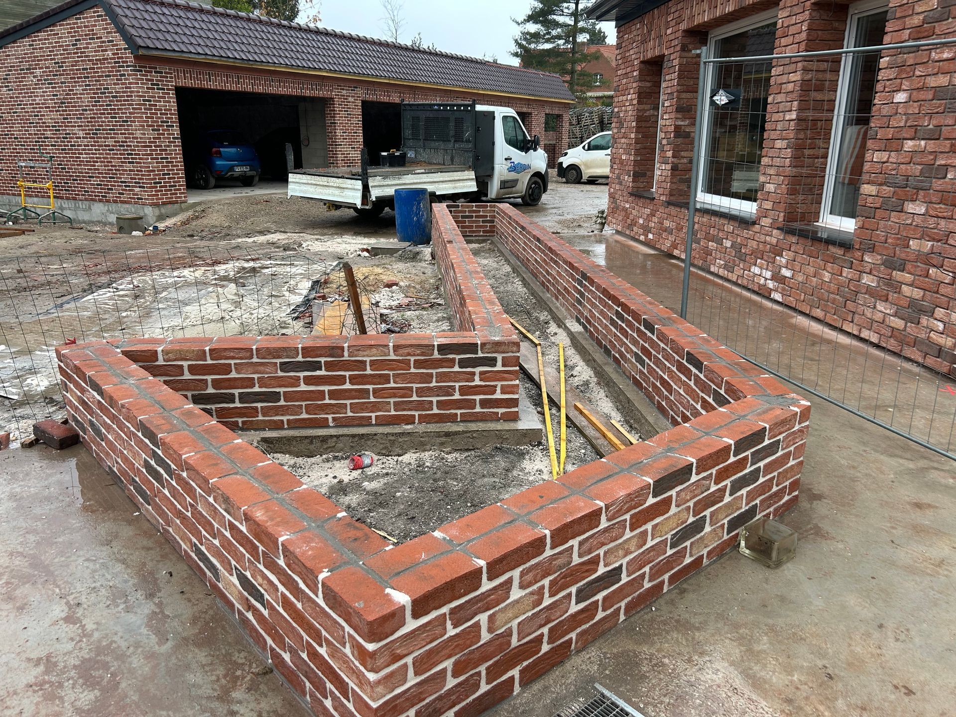 Construction en briques : murs en briques rouges, partie des fondations d'un bâtiment