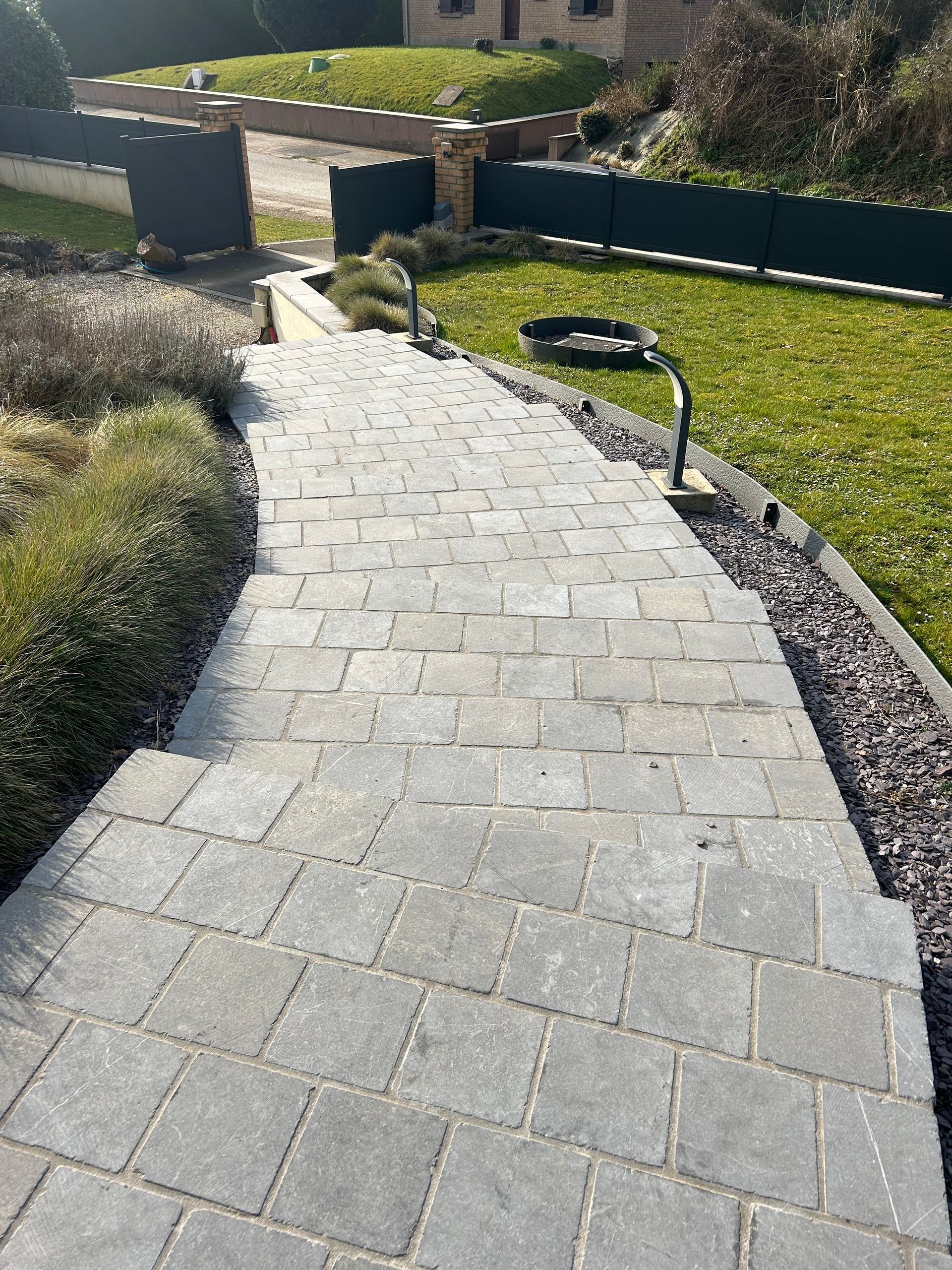 Aménagement d'une allée en pierres bleues.