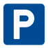 Blaues quadratisches Schild mit weißem Buchstaben „P“, das einen Parkplatz kennzeichnet.