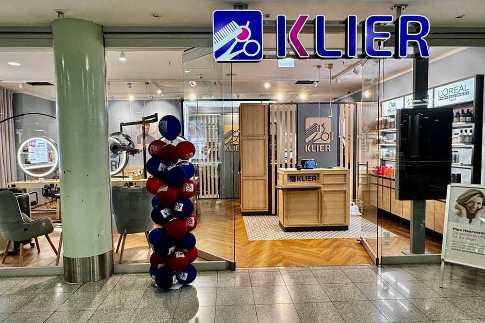 Schaufenster des Friseursalons Klier mit Luftballons.