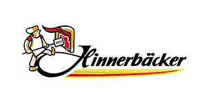 Logo der Bäckerei Hinnerbäcker mit einem Bäcker, der mit einem langen Löffel neben Brot steht, mit Schriftzug und gelben und roten Akzenten.