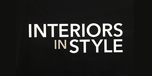 „Interiors in Style“-Schriftzug in Weiß auf schwarzem Hintergrund.