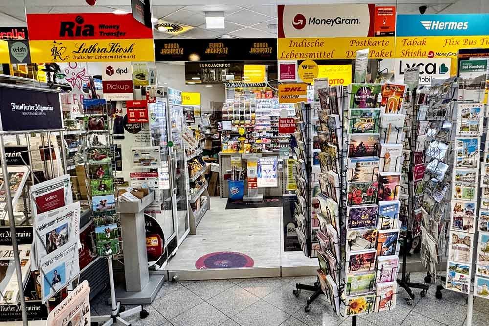 Das Innere eines Kiosks, gefüllt mit Regalen voller Karten, Zeitschriften und verschiedenen Einzelhandelsartikeln.