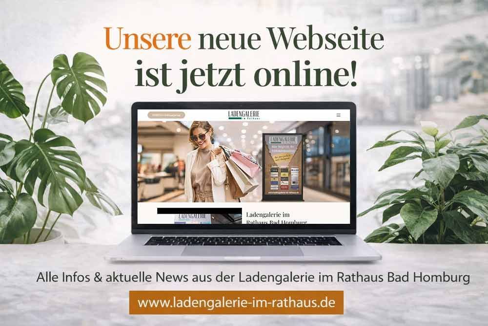 Laptop mit Ankündigung der neuen Website: „Unsere neue Website ist jetzt online!“ mit Bild eines Einkaufszentrums. Enthält die Website-URL.