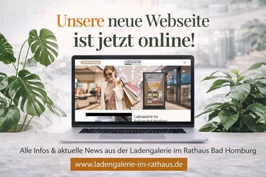 Laptop mit Ankündigung der neuen Website: „Unsere neue Website ist jetzt online!“ mit Bild eines Einkaufszentrums. Enthält die Website-URL.