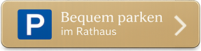 Parkschild mit einem „P“-Symbol, dem Text „Bequem parken im Rathaus“ und einem Pfeil.