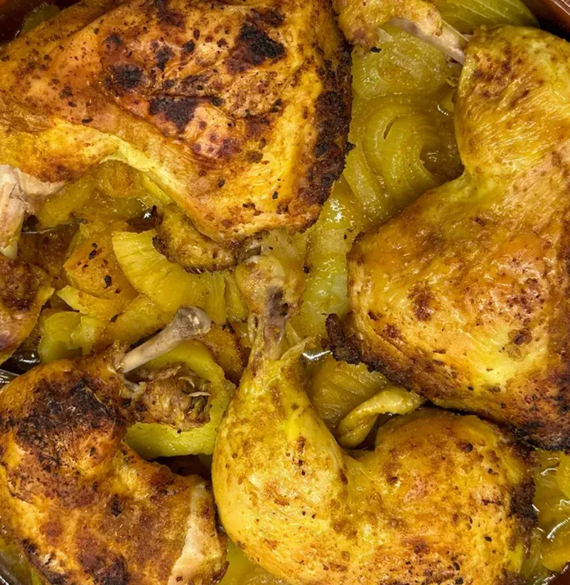Un primer plano de un plato de pollo y verduras.