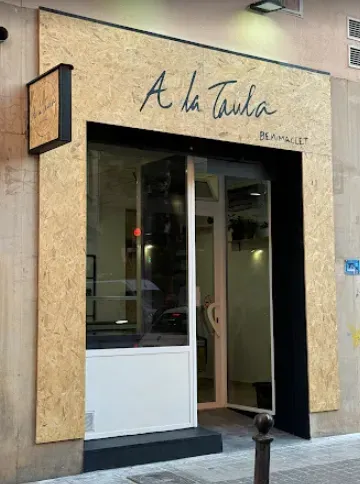 Un escaparate con un cartel que dice