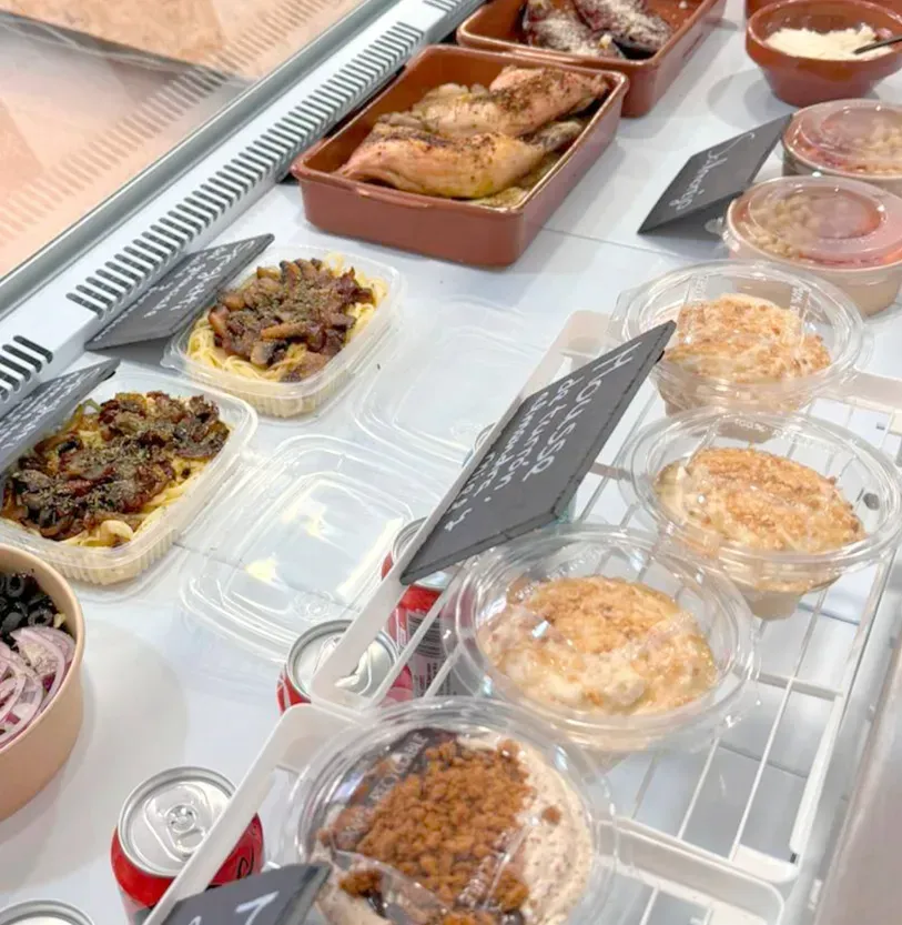 Una vitrina llena de una variedad de alimentos y bebidas.