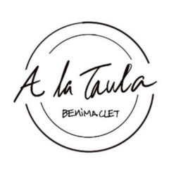 Un logotipo en blanco y negro para un restaurante llamado A La Taula.