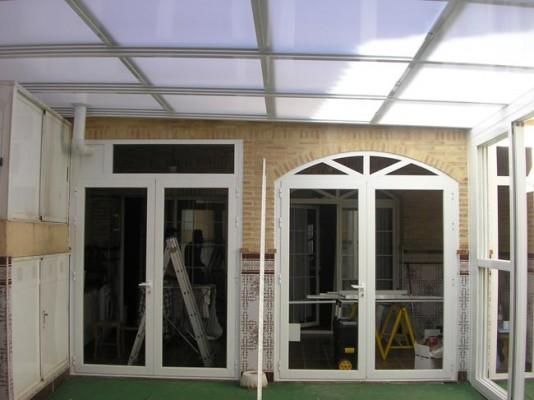 Una habitación con muchas ventanas y una escalera.