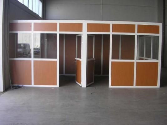 Una habitación con muchas particiones y ventanas