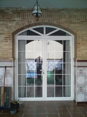 Una puerta blanca con una pared de ladrillos detrás.