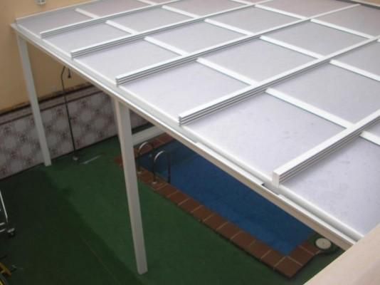 Una vista aérea de una piscina bajo un dosel.