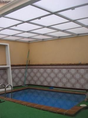 Una gran piscina cubierta con techo.