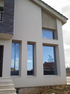 Una casa blanca con muchas ventanas y escaleras.