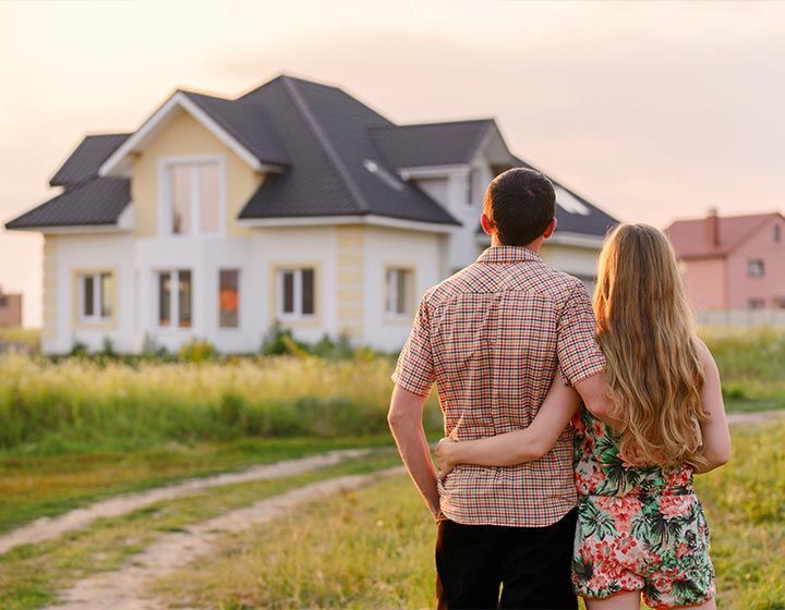 Couple admirant sa maison