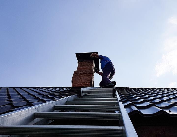 Professionnel travaillant sur une cheminée