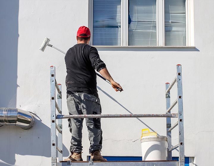 Peinture aux tons clairs sur une façade effectuée par un professionnel