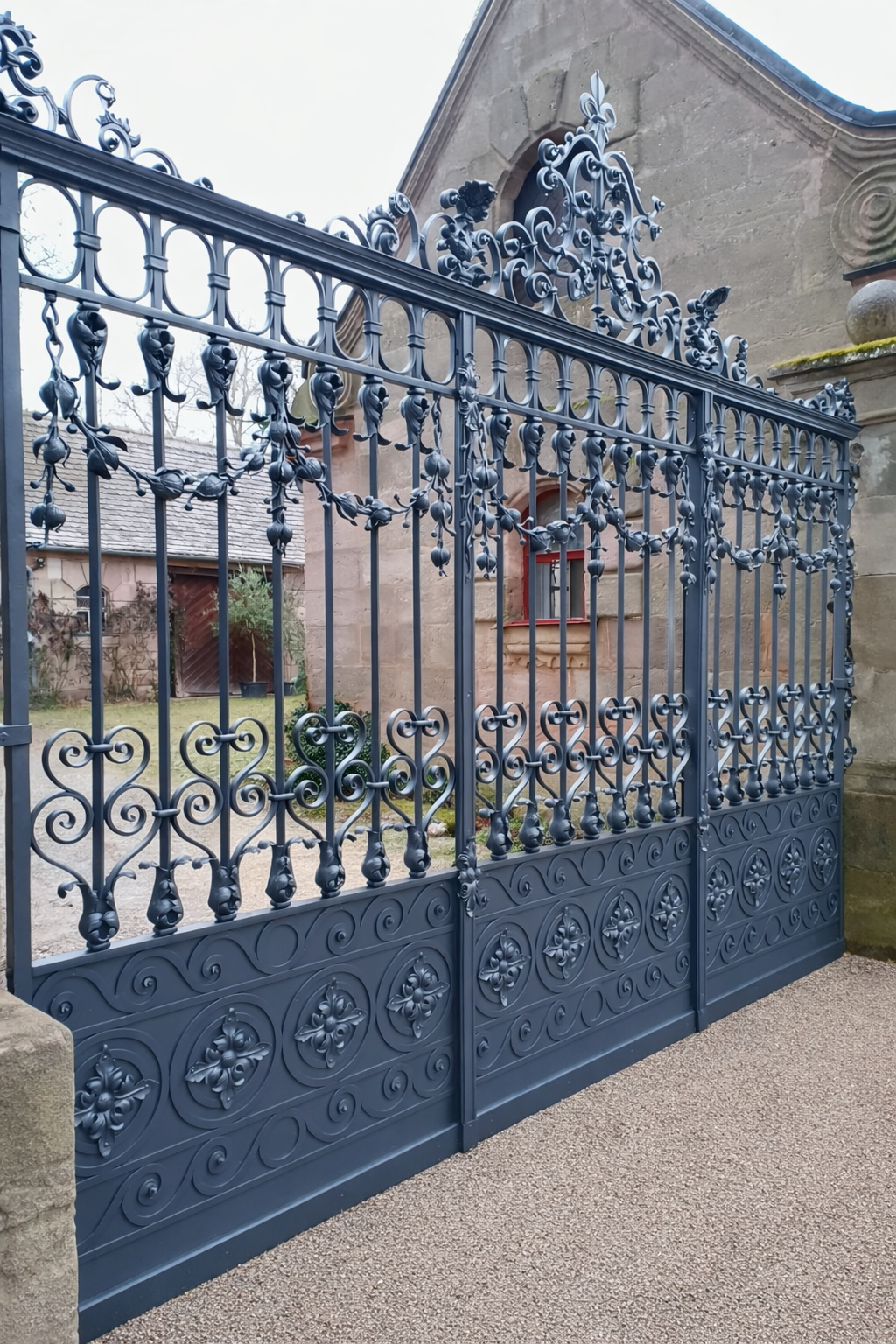 Moderner weißer Balkon mit Milchglasscheiben an einem Gebäude. Braune Fensterrahmen, helle Fassade.